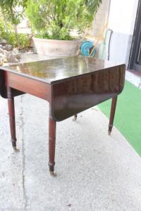 Antiker Tisch mit Klappen und Schublade